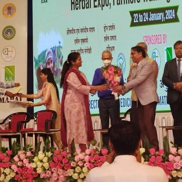 Nirupa, founder of Niarka Herbal Care, receiving flowers at the Kisan Mela in Anand, January 2024